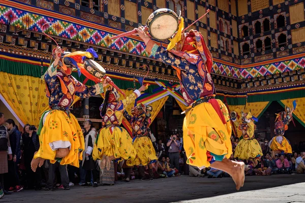 Budist bir davul holding, dans rahip keşiş renkli maskesi de dans yıllık Budizm Bhutan Manastırı tapınak konumda Paro Tsechu Festivali.