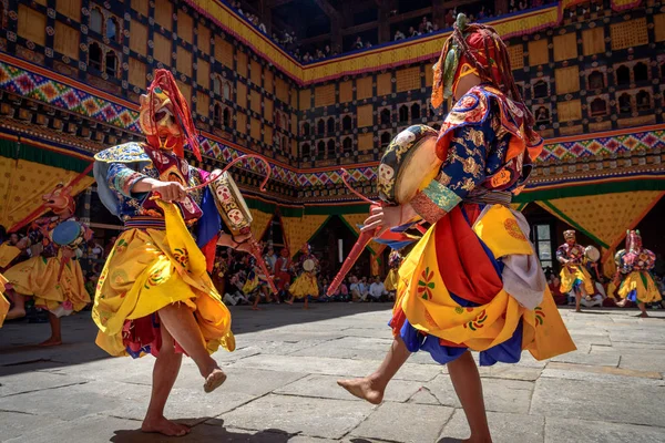 Budist bir davul holding, dans rahip keşiş renkli maskesi de dans yıllık Budizm Bhutan Manastırı tapınak konumda Paro Tsechu Festivali.