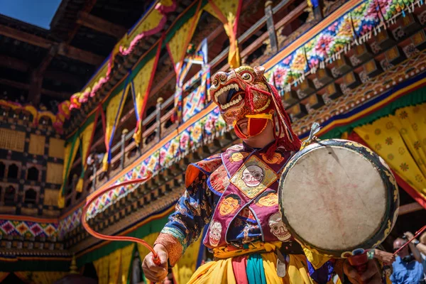 Budist bir davul holding, dans rahip keşiş renkli maskesi de dans yıllık Budizm Bhutan Manastırı tapınak konumda Paro Tsechu Festivali.