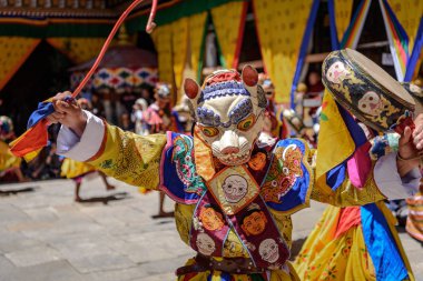 Budist bir davul holding, dans rahip keşiş renkli maskesi de dans yıllık Budizm Bhutan Manastırı tapınak konumda Paro Tsechu Festivali.