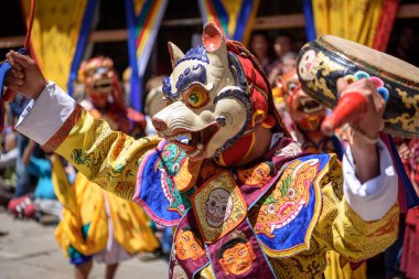 Budist bir davul holding, dans rahip keşiş renkli maskesi de dans yıllık Budizm Bhutan Manastırı tapınak konumda Paro Tsechu Festivali.