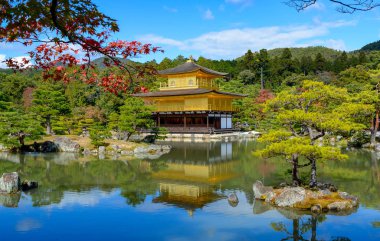 Kyoto Kinkakuji Altın Tapınak. Güzel Japonya'ya seyahat. Dünyada güzel kinkaku-ji yerleri ziyaret ve eşsiz manzaraları için seyahat keyfini çıkarın.