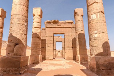 Naga tapınak Sudan. Antik şehir, Meroe güneyinde, taş rams Naga, Amun Tapınağı girişine yakın Nil Nehri Afrika Sahra Çölü'nde büyük bir viraj koru.