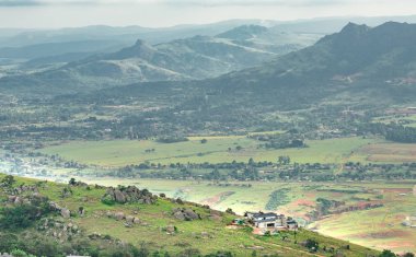 Svaziland eswatini güzel dağlar, ağaçlar ve Mbabane ve Manzini şehirler arasındaki doğal yeşil vadi kayalarda Ezulwini vadide. Svaziland evlerin geleneksel kulübeleri