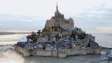 Ortaçağ Mont Saint Michel kalesinin insansız hava aracı görüntüsü