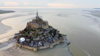 Fransa 'daki Mont Saint Michel Manastırı' nın hava manzarası