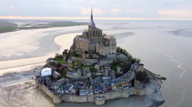 Saint Michel Manastırı üzerinde insansız hava aracı uçuşu