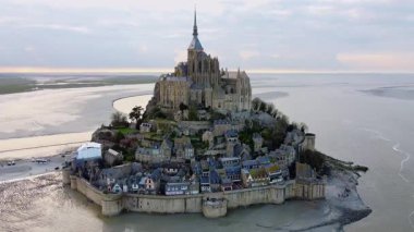 Mont Saint Michel ortaçağ ada manastırı