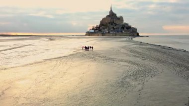 Mont Saint Michel 'e yürüyen bir grup insan
