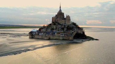 Mont Saint Michel kale adasının gün batımı manzarası