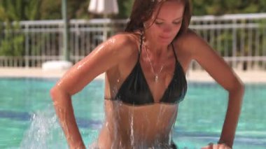 Villa avlusundaki havuzdan çıkan kız, yakın plan.