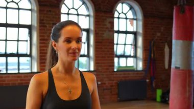 Spor Salonunda Atletik Kadın Oturuyor, Her Yerde Kamera Görüntüsü Güçlülüğü Gösteriyor