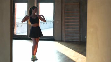 Antrenman sonrası, Koyu Giysili Kadın Gururlu Çatı Salonu Aynasında Yansıyor