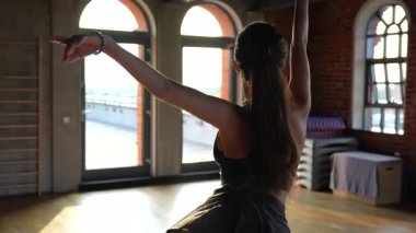 Spor Giysilerinde Balerin Sunset 'te Güneş Işıklı Çatı Salonu' nda Güzel Hareketler Yapıyor