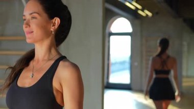 Mutlu Kız Spor Salonunda Yürüyor ve Dans Ediyor, Keyif ve Eğlenceyi Birleştiriyor