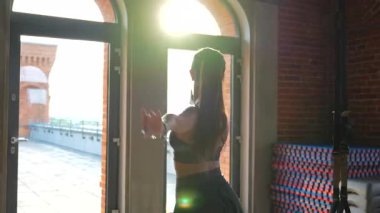 Spor Giyim Balerinliği Sunset Saati 'nde Sunlit Çatı Salonu' nda Zarif Dans Ediyor