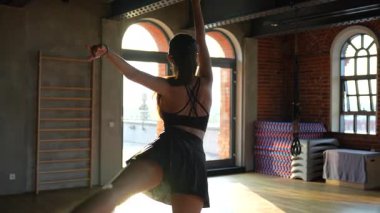 Güneşli Çatı Salonunda Balerin Dansı, Sahnede Ilık Işıldayan Güneş Işıkları