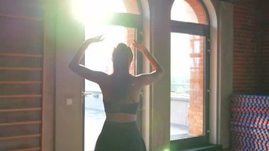 Çatı Salonunda Balerin Dans Ediyor, Pencerelerden Sunset Işınları ile Aydınlanıyor