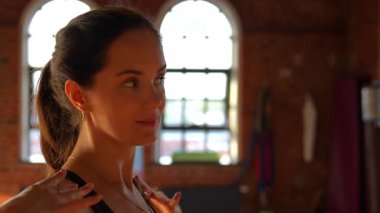 Siyah Giysili Kız Aynaya doğru yürüyor, Yansımasına hayran