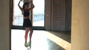 Karanlık Antrenmanlı Kadın Spor Salonu Eğitiminden Sonra Aynada Yansıtıyor