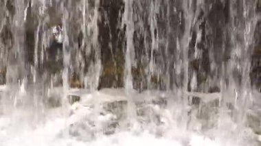 Yumuşak bir su akışının olduğu taş adımlar, yapay bir şelale yaratarak çevreleyen manzaranın huzur veren güzelliğini arttırır..