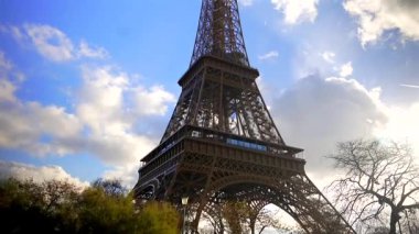 Paris Eyfel Kulesi mavi gökyüzü ve güneş ışığı manzaralı ikonik Fransız simgesinden 