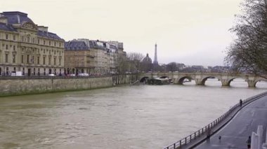 Paris 'teki Seine nehri manzarası. Köprü eski binalar ve bulutlu bir günde Eyfel Kulesi. Sadece editör kullanımı 