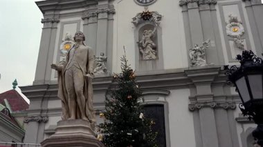 Viyana, Avusturya 17 Aralık 2022 'de tarihi kilise binasının önünde Noel ağacı süsledi. Advent ve Yeni Yıl kutlamalarının şenlikli atmosferi 