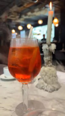 Lokantada dumanlı bir bardak portakal kokteyli