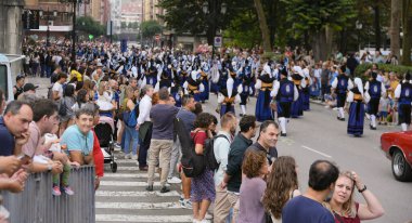 Sadece editörler kullanır. Oviedo, İspanya. 19 Eylül 2025. Büyük kalabalıkla Dia de America geçit töreni