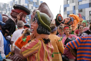 Oviedo 19 Eylül 2025 Geçit Töreni Dia de America 'da dev kuklalarla sadece Asturias Editör Kullanımı