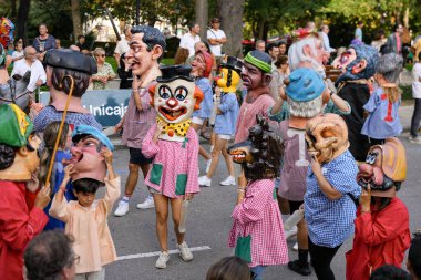 Oviedo, İspanya 'da düzenlenen San Mateo Festivali sırasında geleneksel kodaman maskeleri geçidi, 19 Eylül 2025 Editoryal kullanımı sadece