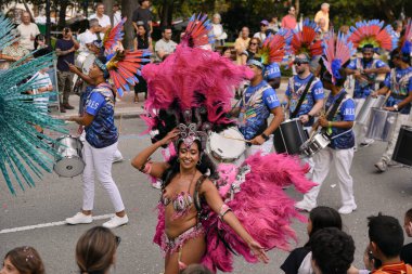 Sadece editörler kullanır. Oviedo, İspanya. 19 Eylül 2025. Dia de America geçit töreninde Samba dansçıları