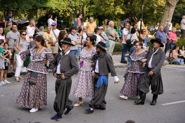 Oviedo 19 Eylül 2025 folklorik kostümlü insanlar Dia de America geçit töreninde dans ediyorlar.