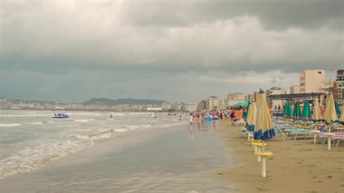 Durres Arnavutluk 'un Adriyatik kıyısında sıralı şemsiye ve güneşlik plajı