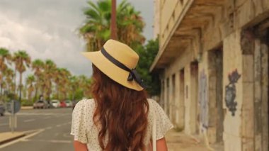 Durres Şehir Sahnesi 'ndeki Taş Bina' nın yanındaki Şapkalı Kadın