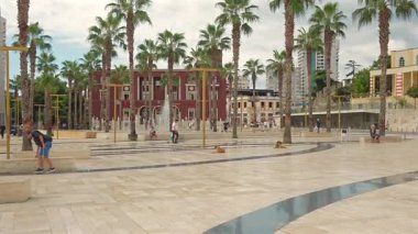 Çeşmeli ve palmiye ağaçlı Durres Meydanı Editör