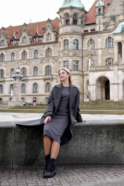 Eski mimarinin yanında poz veren şık bir model