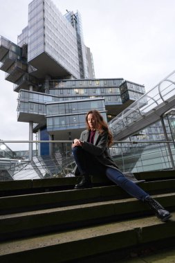 Şehir sahnesinde şık bir model.