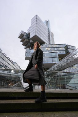 Mimarisi olan şık bir kadın.