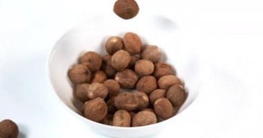 Yavaş çekim. Fındık düşen ib kase