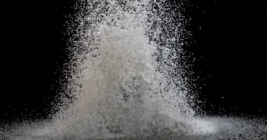 Hindistan cevizi, Cocos Nucifera, Fruit ve Barut Kara Arkaplan 'a karşı patlıyor, yavaş çekim 4k