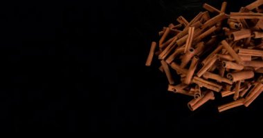 Tarçın çubukları, tarçın zeylanicum, Kara Arkaplan 'a düşen baharat, Ağır çekim 4k