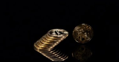 Siyah Arkaplanda Bitcoins, yavaş çekim 4k