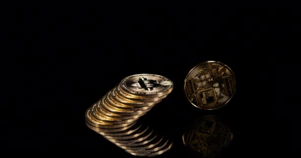 Bitcoins Fundo Preto Câmera Lenta — Vídeo de Stock