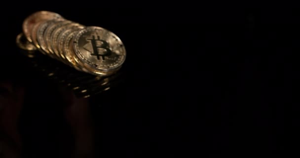 Bitcoins Sur Fond Noir Ralenti — Video