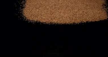 Altın renkli susam, sesamum indicum, Siyah Arkaplan 'a düşen tohumlar, yavaş çekim 4k