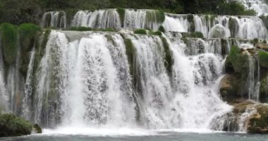 Skradins Şelalesi, Skradinski Buk, Krka Doğal Parkı, Hırvatistan 'ın Damaltia kentinde Sibenik yakınlarında