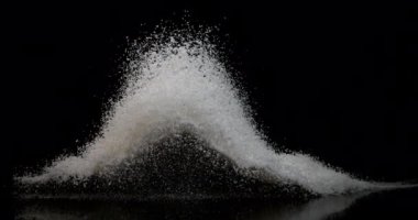 Hindistan cevizi, cocos nucifera, Kara Arkaplanda patlayan toz, yavaş çekim 4k