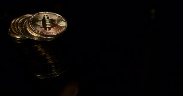 Bitcoins Zwarte Achtergrond Slow Motion — Stockvideo